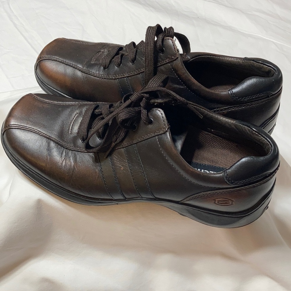 Men’s Brown Leather Skeechers.